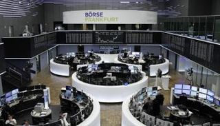 متعاملون في بورصة فرانكفورت