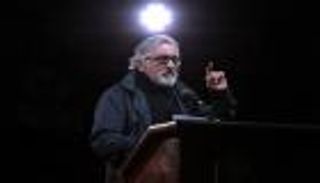 دي نيرو ومايكل مور يقودان تظاهرة في نيويورك ضد ترامب