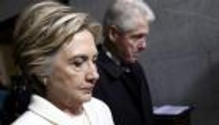 بالصور.. لحظات الحزن على ملامح أوباما وكلينتون مع تنصيب ترامب