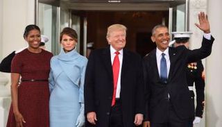 ميلانيا باللبني وميشيل بالأحمر الداكن