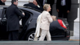 بالصور.. كلينتون بابتسامة عريضة في حفل تنصيب ترامب