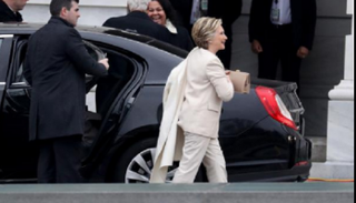 كـلينتون بابتسامة عريضة