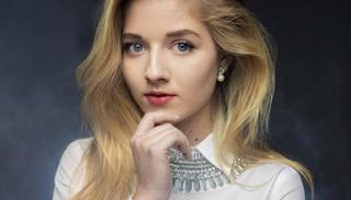 المغنية جاكي إيفانكو 