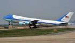 بالصور.. ترامب لأول مرة على متن الطائرة الرئاسية الأمريكية