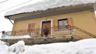 بالصور.. الثلج القاتل بإيطاليا.. انهيار جليدي يدفن 30 شخصا بفندق