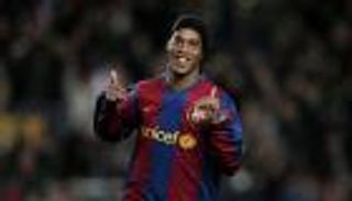 برشلونة يعرض وظيفتين على رونالدينيو