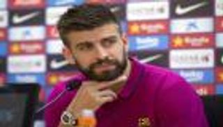 بيكيه ينفي شائعات رحيله عن برشلونة