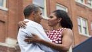 بالصور.. ذهبت الرئاسة وبقى الحب بين باراك وميشيل