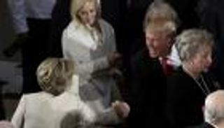 بالصور.. هذا ما قاله ترامب لهيلاري كلينتون بعد أداء اليمين