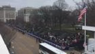 بالفيديو والصور... ترامب بمدرجات خاوية مقابل أوباما بزحام هائل