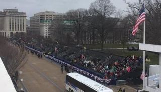 خلو المدرجات أثناء جولة ترامب بعد التنصيب - يو إس إيه توداي