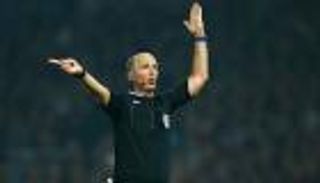 بالفيديو.. مايك دين يثير الجدل مجددا بركلة جزاء عجيبة