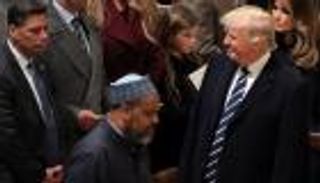 بالفيديو.. ترامب يستمع للقرآن في اليوم الثاني لرئاسته