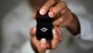 الدنمارك تحظر الزواج قبل سن 18 عاما