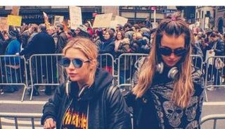 النجمة أشلي بينسون خلال المسيرة