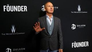 مايكل كيتون قبل العرض الخاص لفيلم (ذا فاوندر) في لوس أنجليس