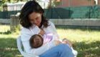 أطباء يحذرون: الرضاعة الطبيعية قد تدفع للانتحار