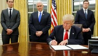 الرئيس الأمريكي دونالد ترامب في المكتب البيضاوي - رويترز