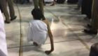 بالصور والفيديو.. قطري بـ"ربع جسد" يطوف حول الكعبة مشيا على يديه