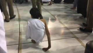 الشاب القطري المعاق أثناء الطواف
