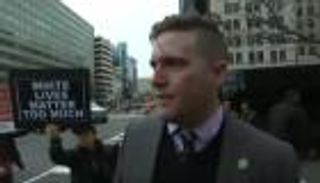 بالفيديو.. الاعتداء بالضرب على مؤسس حركة عنصرية في أمريكا