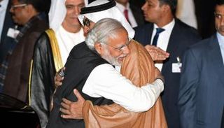 مودي خلال استقباله الشيخ محمد بن زايد العام الماضي