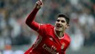 سان جيرمان يخطف موهبة بنفيكا من يونايتد