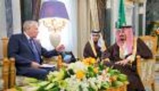 خادم الحرمين الشريفين يتسلم رسالة من الرئيس الفرنسي