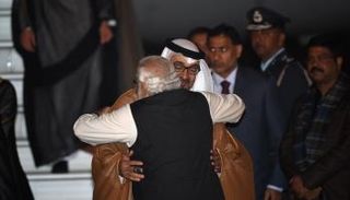 مودي مستقبلا الشيخ محمد بن زايد العام الماضي