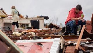 آثار الدمار التي خلفتها العواصف