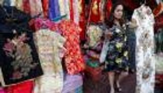 بالصور.. صينيو تايلاند يواجهون معضلة ألوان الملابس في رأس السنة