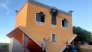 بالصور.. ما القصة وراء هذا المنزل المقلوب؟