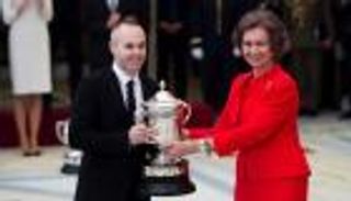 برشلونة يشيد بالتكريم "الملكي" لإنيستا