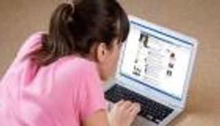 60% من الآباء يسمحون بتزييف سن أطفالهم على فيس بوك وتويتر