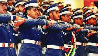 صورة أرشيفية لخريجي الكلية