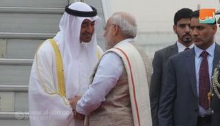 مودي يستقبل الشيخ محمد بن زايد بمطار نيودلهي