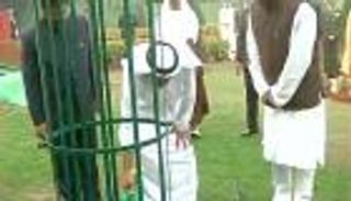 بالصور.. شجرتا آل نهيان تزينان حديقة الرؤساء بالهند