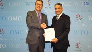 عبيد سالم الزعابي المندوب الدائم لدولة الإمارات لدى للأمم المتحدة يسلم الوثيقة 