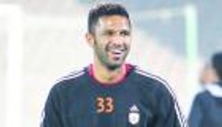 بالصور.. العويس يظهر بقميص فريقه الجديد رسمياً.