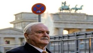 الممثل البريطاني جون كليس الذي سبق له أداء شخصية 