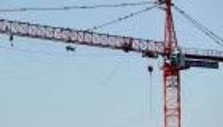 بالصور.. محتجون ينتقدون ترامب من فوق رافعة بناء  