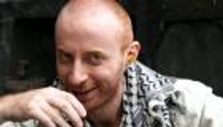 بالفيديو.. "نمس" باب الحارة يثير أزمة برفع العلم السوري بالسويد