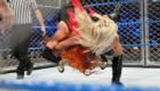 أليكسا بليس تنتصر في أول نزال للسيدات داخل قفص حديدي