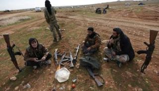 مقاتلون من المعارضة السورية قرب بلدة الباب