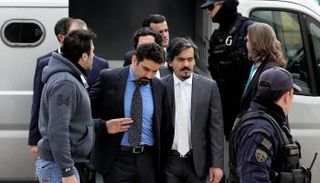 الشرطة اليونانية ترافق عدداً من الجنود الأتراك