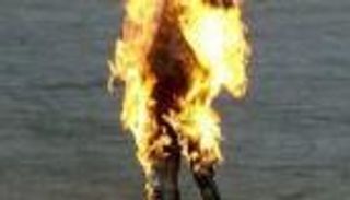 عنصر بالحرس المغربي يضرم النار في نفسه أمام ثكنته