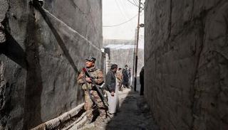 جندي عراقي خلال تطهير حي العرابي في الموصل - رويترز