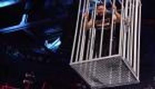 رينز يعاقب أوينز بالحبس في قفص حديدي معلق