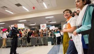 قرار ترامب بشأن الهجرة يربك أمريكا والعالم