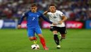 أرسنال يدرس ضم جريزمان بضعف سعر أوزيل